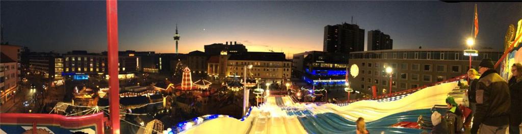 Panoramablick über den Weihnachtsmarkt am Heuss-Platz