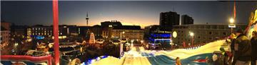 Panoramablick über den Weihnachtsmarkt am Heuss-Platz
