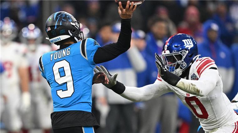 Panthers-Quarterback Bryce Young mit einem Passversuch.