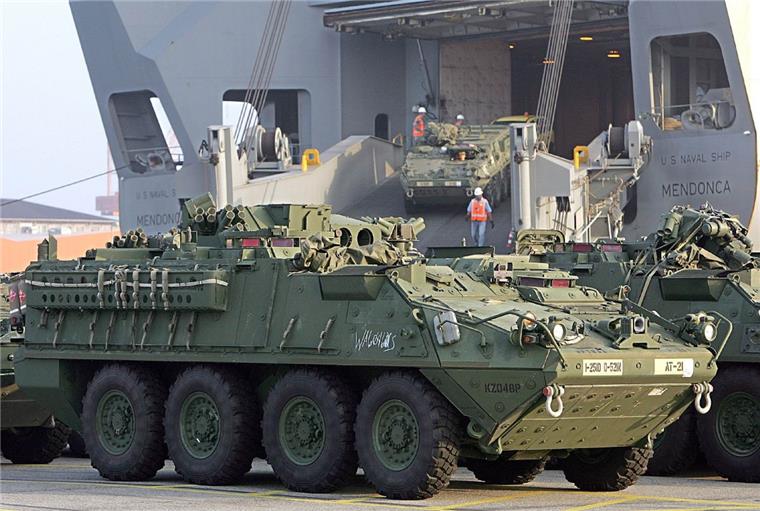 USA verlegen ganze Panzerbrigade über Bremerhaven Panzerbrigade im Anmarsch: Regelmäßig nutzt die US-Armee Bremerhaven für den Umschlag von Militärgerät wie auch 2006 (Foto).