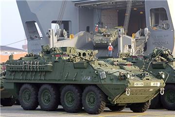 Panzerbrigade im Anmarsch: Regelmäßig nutzt die US-Armee Bremerhaven für den Umschlag von Militärgerät wie auch 2006 (Foto).