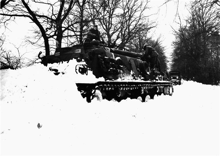 Vor 40 Jahren: Schneekatastrophe im Cuxland Panzerfahrzeuge wie dieses kamen im Katastrophenwinter 1978/79 im Cuxland zum Einsatz.