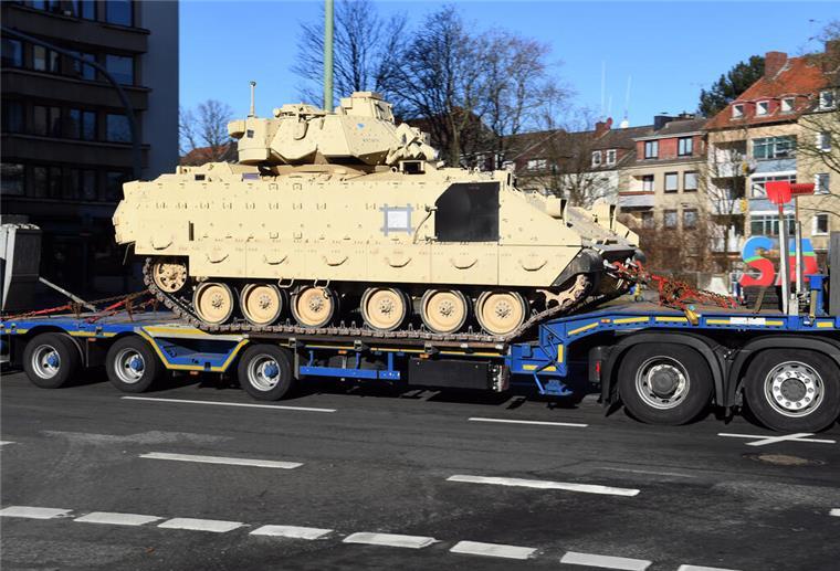 Wegen Ukraine-Krieg werden Panzer durch Bremerhaven gefahren Panzertransporte der US-Armee rollen durch Bremerhaven. Unser Bild zeigt einen Schützenpanzer vom Typ Bradley am "Freigebiet".