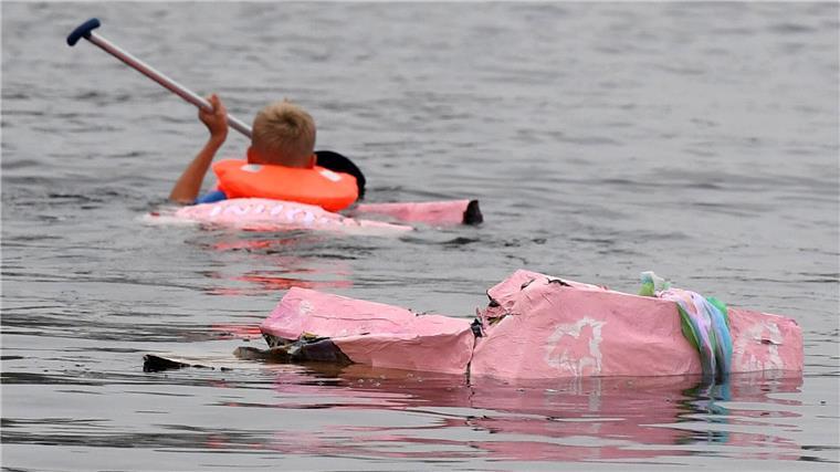 Regatta mit Papierbooten im Hafen der Insel Spiekeroog PapierBootRegatta auf dem Ems-Jade Kanal.