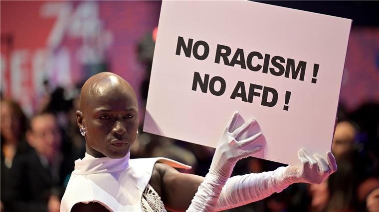 Berlinale gestartet: Prunk und Protest bei Eröffnung Papis Loveday protestiert bei der Berlinale für Demokratie.