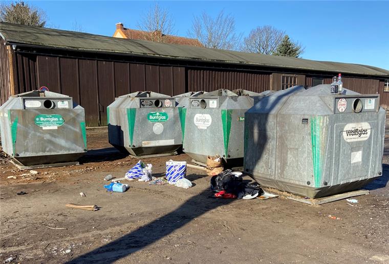 Pappe, Altkleider, manchmal sogar Fensterscheiben. Vor den Altglascontainern in Tarmstedt sammelt sich immer wieder Müll, der dort nicht hingehört. Seit Freitag stehen die Behälter am TuS Vereinsheim am Wendohweg.