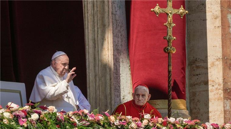 Früher war mehr Halleluja - Die merkliche TV-Säkularisierung Papst Franziskus (l) erscheint am Ende der Ostermesse in der Hauptloge des Petersdoms im Vatikan.