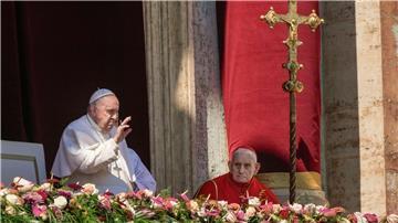 Papst Franziskus (l) erscheint am Ende der Ostermesse in der Hauptloge des Petersdoms im Vatikan.