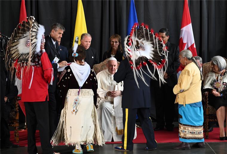 Papst trifft erste Ureinwohner in Kanada Papst Franziskus wird von Vertretern der Kanadischen Ureinwohner begrüßt. Das Oberhaupt der katholischen Kirche brach am Sonntag zu einer sechstägigen Reise nach Kanada auf.