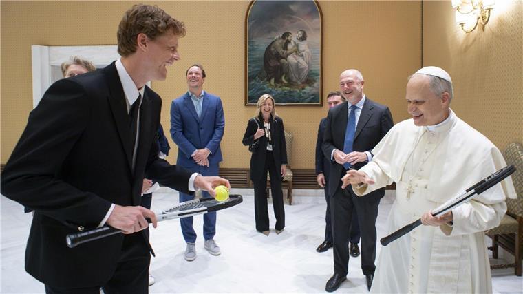Papst Leo empfängt Tennisstar Sinner - „Wollen Sie spielen?“ Papst Leo XIV. (rechts) scherzt mit Tennisstar Jannik Sinner.