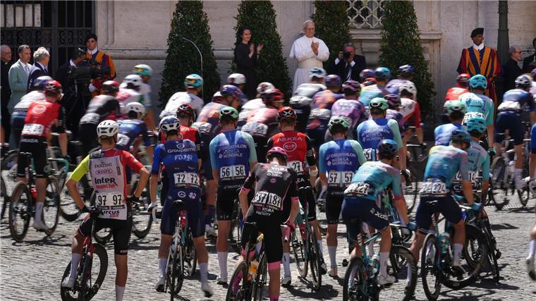 Simon Yates gewinnt den 108. Giro d’Italia Papst Leo XIV. segnet das Giro-Peloton.