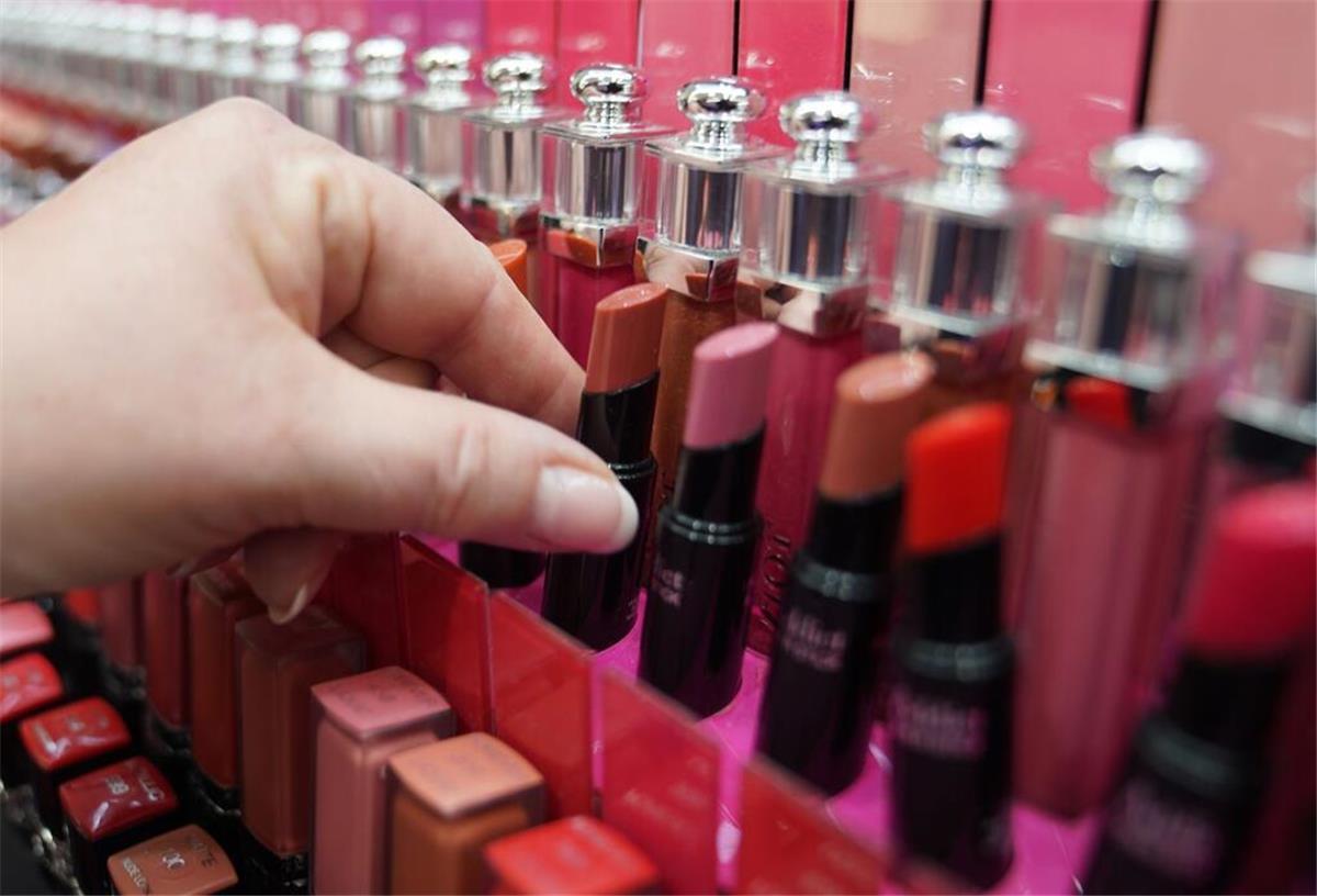 Make-up, Parfüm & Co.: So sparen Beauty-Fans bis zu 53 Prozent Eine Kundin schaut sich im Luxuskaufhaus Alsterhaus Lippenstifte an.