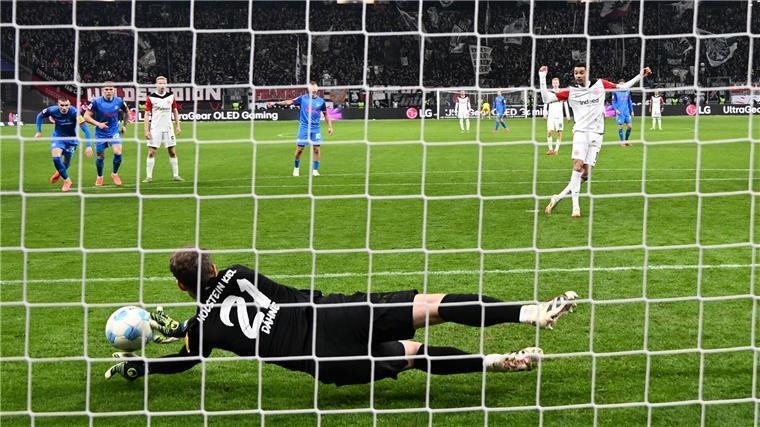 Parierte bei seinem Bundesligadebüt einen Elfmeter: Kiels Torwart Thomas Dähne.