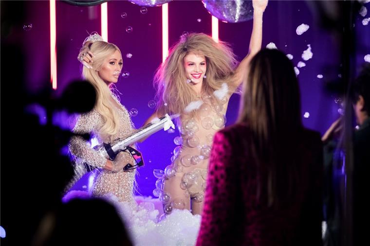 GNTM: Caroline aus Bremerhaven trifft Paris Hilton Paris Hilton ist heute bei GNTM zu Gast und besprüht die Mädchen wie hier Simone aus Stade mit Schaum.