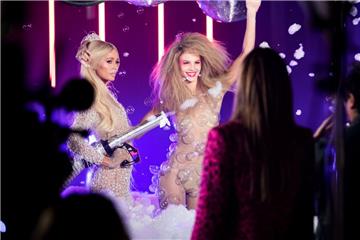 Paris Hilton ist heute bei GNTM zu Gast und besprüht die Mädchen wie hier Simone aus Stade mit Schaum.