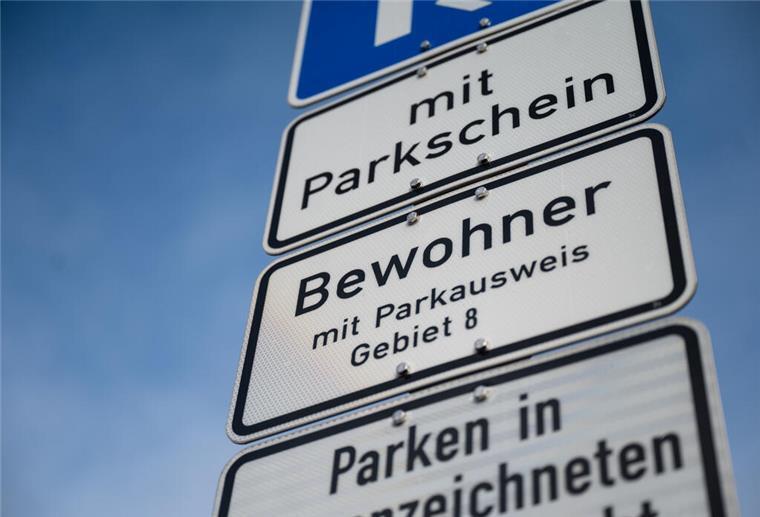 Parken am Strand wird teurer: Diese Orte haben die Gebühren erhöht Ein Straßenschild mit verschiedenen Aufschriften.