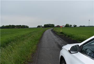 Ein Auto steht auf einem Grünstreifen. Das Parken auf Grünstreifen kann allerdings teuer werden. 