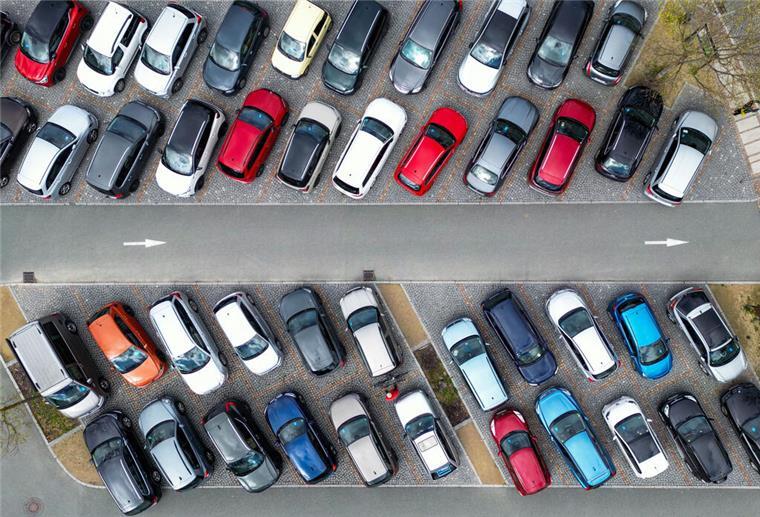 Ein voller Parkplatz aus der Vogelperspektive. Das Parken auf Supermarkt-Parkplätzen kann es schnell teuer werden.