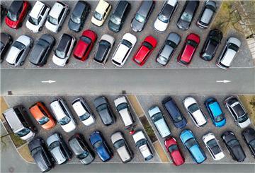 Ein voller Parkplatz aus der Vogelperspektive. Das Parken auf Supermarkt-Parkplätzen kann es schnell teuer werden.