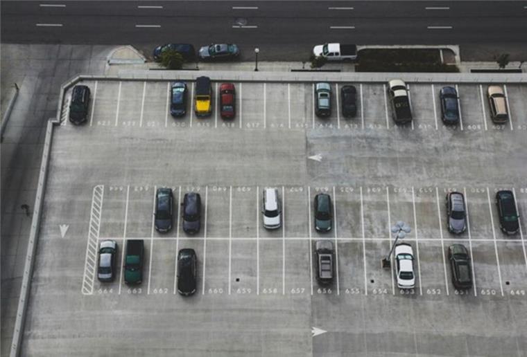 Luftaufnahme von einem Parkplatz mit Autos.