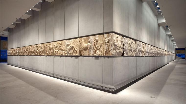 Parthenon-Fries im Akropolis-Museum - die fehlenden Teile sind aus Gips