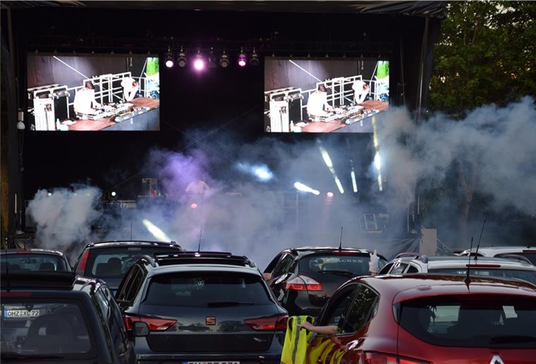 Party im Auto macht Spaß Party-Feeling auf dem Rodenkircher Rathausvorplatz: Bei der Autodisco wird an Licht- und Nebeleffekten nicht gespart.