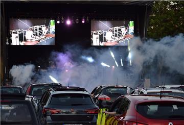 Party-Feeling auf dem Rodenkircher Rathausvorplatz: Bei der Autodisco wird an Licht- und Nebeleffekten nicht gespart.