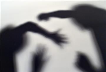 Gestelltes Bild zum Thema häusliche Gewalt - Schatten sollen symbolisieren, wie eine Frau versucht, sich am 07.06.2016 in Berlin vor der Gewalt eines Mannes zu schützen. 