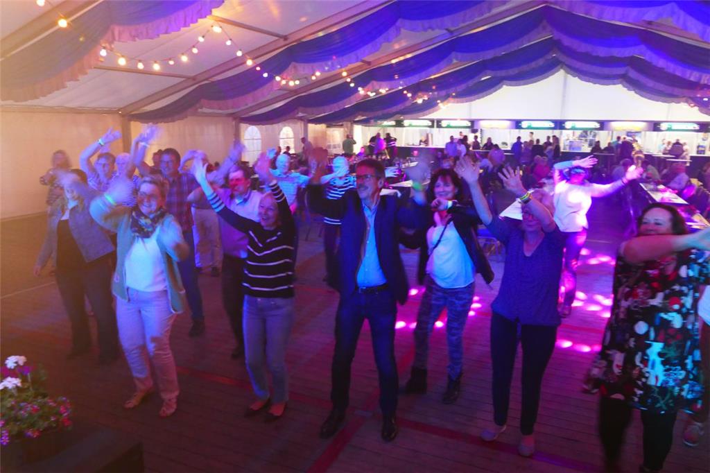 Partystimmung vor der Bühne. 825 Jahre Wehdel. Foto: Lehmann