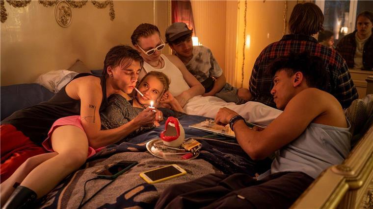 Eiskalt oder unschuldig? Ein „Tatort“ über Teenager Partyszene aus der „Tatort“-Folge „Herz der Dunkelheit“. Der Dresdner „Tatort“ läuft am 2.2.
