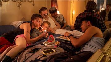 Partyszene aus der „Tatort“-Folge „Herz der Dunkelheit“. Der Dresdner „Tatort“ läuft am 2.2.