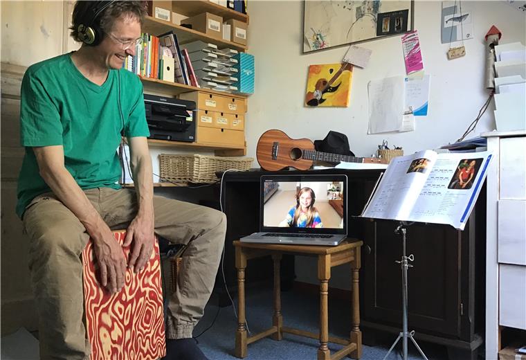So unterrichtet die Musikschule in der Corona-Krise Pascal Gentner, Leiter der Musikschule Beverstedt-Hagen, unterrichtet Cajon-Schülerin Thea Olliges-Wilke aus Sandstedt von zu Hause aus – per Videochat.