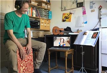 Pascal Gentner, Leiter der Musikschule Beverstedt-Hagen, unterrichtet Cajon-Schülerin Thea Olliges-Wilke aus Sandstedt von zu Hause aus – per Videochat.