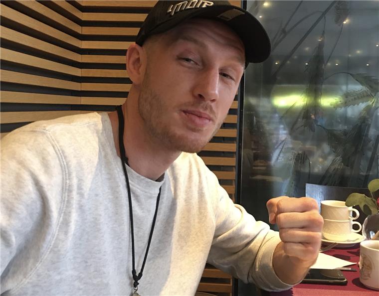 Kickboxer Schroth vor WM-Kampf: Airbrush-Termin und Nudeln am Mittag Pascal Schroth am Sonntagmorgen optimistisch beim Frühstück.