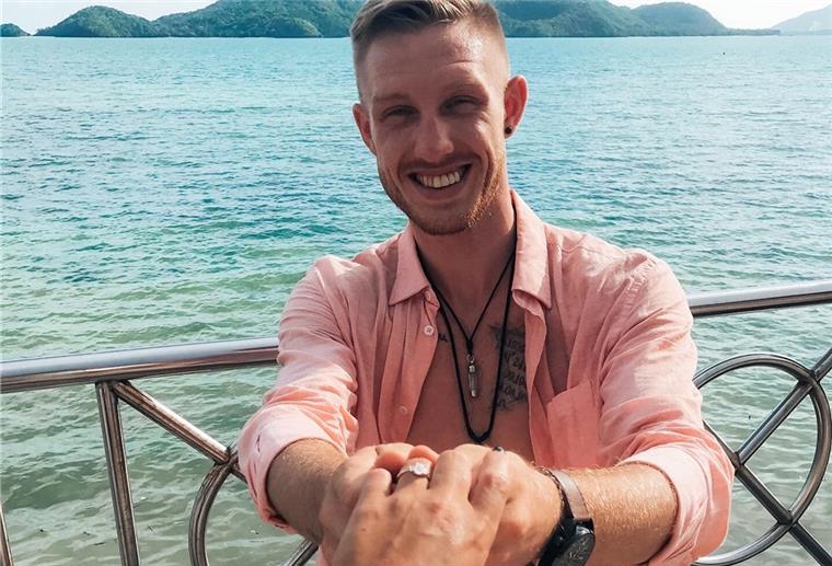 Freude bei Kickboxer Schroth: Verlobung in Thailand Pascal Schroth geht vor seiner Aldis in die Knie.