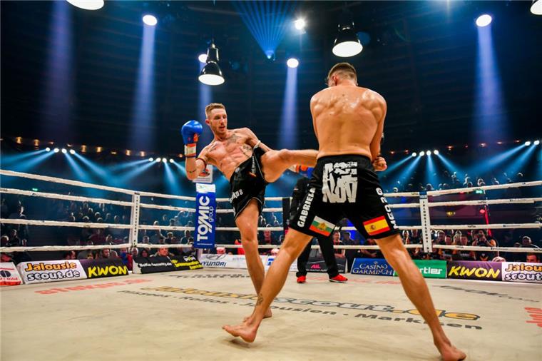 Bremerhaven: So denkt Kickbox-Weltmeister Schroth über seine Zukunft Pascal Schroth (links) hat im Ring wieder für Furore gesorgt.
