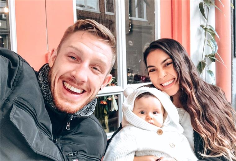 Freude bei Kickboxer Schroth: Verlobung in Thailand Pascal Schroth mit Aldis und Töchterchen Lyla Aluna.
