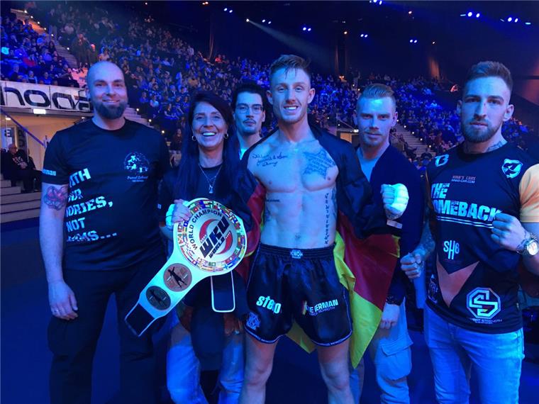 Pascal Schroth verteidigt seinen WM-Titel Pascal Schroth (Mitte) jubelt nach dem Sieg mit seiner Mutter Tanja Holm-Bertelsen und seinen Kumpels (von links) Volker Quare-Kunz, Manuel Kunz, seinem Bruder Niklas Schmidt und Marcus Krischker.