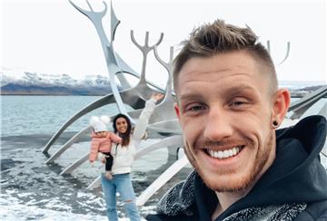 Pascal Schroth möchte endlich wieder kämpfen. Aber der Weltmeister aus Bremerhaven muss sich noch gedulden. Hier ist mit seiner Partnerin Aldis und Tochter Lyla Aluna zu sehen.