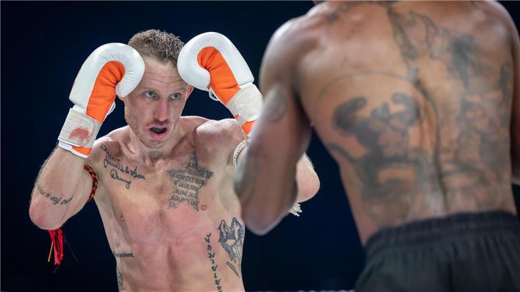 Bremerhavenes Kickbox-Champ Pascal Schroth verteidigt WM-Titel Pascal Schroth war von Dengue-Fieber geschwächt.