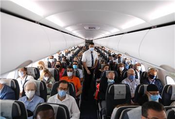 Passagiere tragen einen Mund-Nasen-Schutz und sitzen in einer Passagiermaschine für einen Flug von Kairo nach Sharm El-Sheikh.