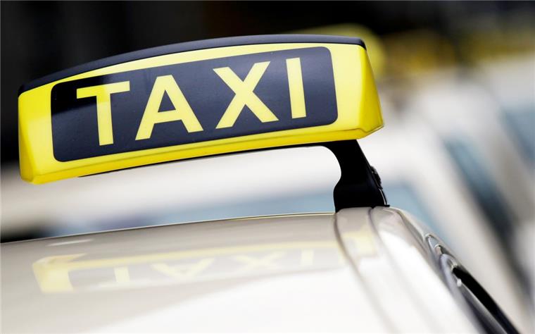 Bremerhaven: Taxifahrer löst aus Versehen Notruf aus Passanten ist am Donnerstag das blinkende Schild eines Taxis in der Leher Hafenstraße aufgefallen.