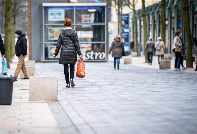 Bremerhaven: Wettbewerb zu kreativen Läden Passanten mit Einkäufen in der Bremerhavener Innenstadt vor den aktuellen Lockdown-Beschlüssen Ende März 2021.