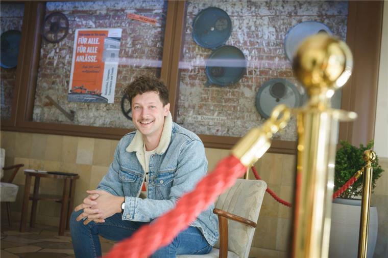 Bremerhavener "Hoop"-Kirche zieht ins Kino Pastor Alexander Friesen zieht mit seiner Freien Christengemeinde, die jetzt Hoop-Kirche heißt, ins einstige Apollo-Kino.