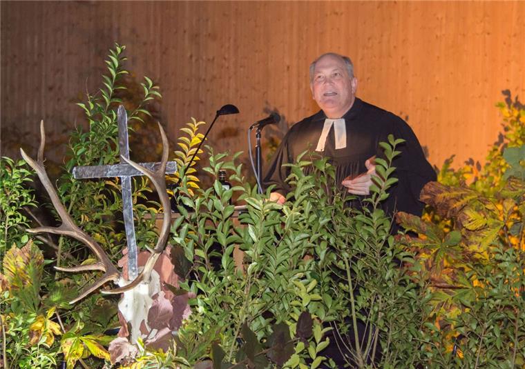 Selsingen: Hubertusmesse zählt immer mehr Besucher Pastor Andreas Beneke aus Rhade wirbt in seiner Predigt für einen respektvollen Umgang mit der Schöpfung.