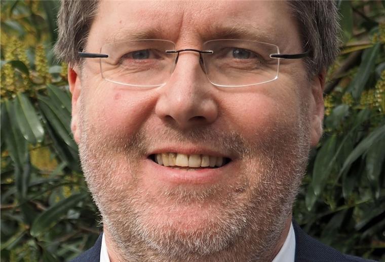 Seelsorger mit spannender Biografie bald in Farven Pastor Burkhard Kurz tritt im Juni seinen Dienst in der Pella-Gemeinde Farven an. Der gebürtige Berliner wirkt derzeit noch als Pfarrer in Dortmund, ist zudem Propst für die Kirchenregion West von Aachen bis Stade.