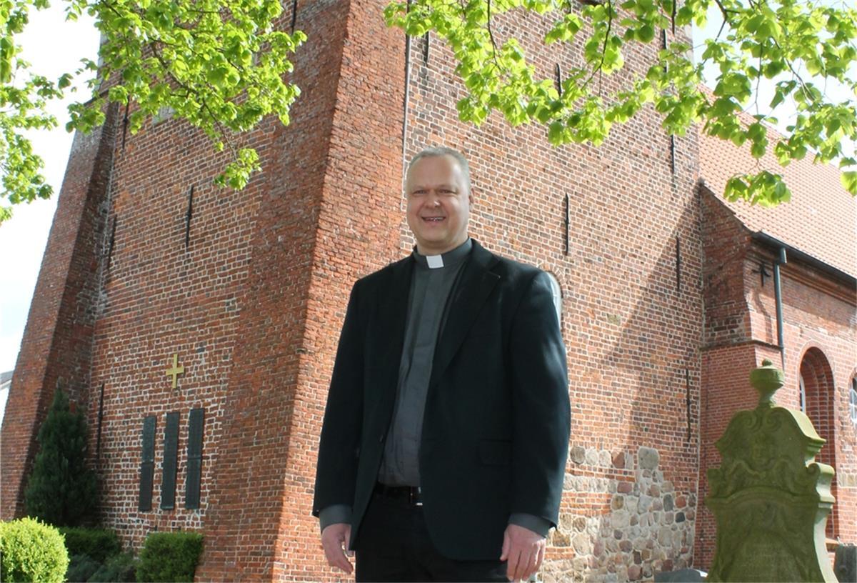 Neuer Sandstedter Pastor packt noch die Kisten aus Pastor Clemens Bloedhorn (54) hat die Pfarrstelle Sandstedt, Wersabe und Uthlede-Wulsbüttel übernommen.