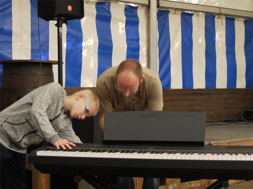 Pastor Marcus Berndt stellt schon mal mit seinem Sohn Jonas die Anlage für die S...