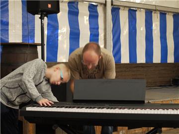 Pastor Marcus Berndt stellt schon mal mit seinem Sohn Jonas die Anlage für die S...