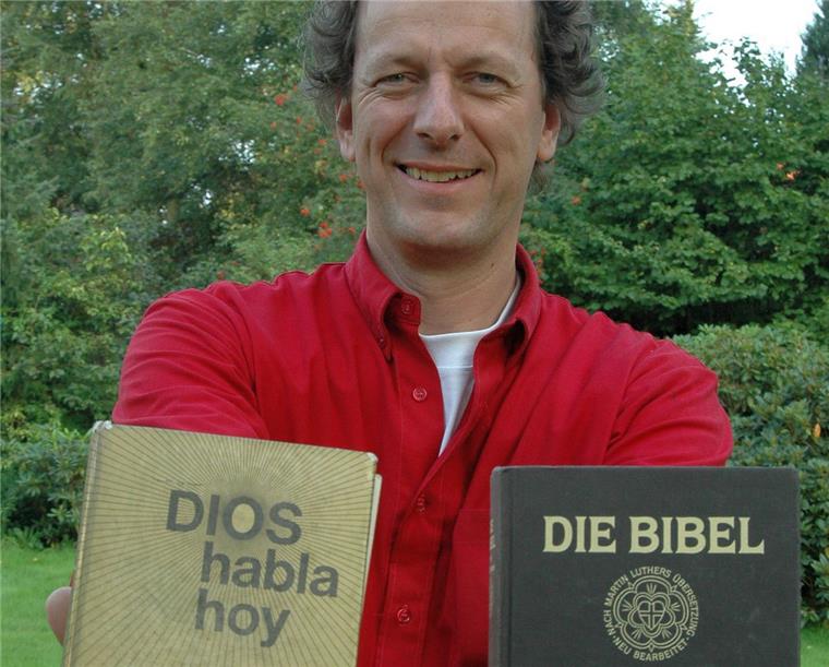 Plötzlich ohne Pastor: Garras verlässt die Kirchengemeinde Wilstedt Pastor Marcus Garras mit Bibeln in spanischer und deutscher Sprache. Lesen kann er beide, weil er zehn Jahre in Peru gearbeitet hat. Ende Februar verlässt er die Kirchengemeinde Wilstedt, um seine Erfahrung an Kollegen weiterzugeben.